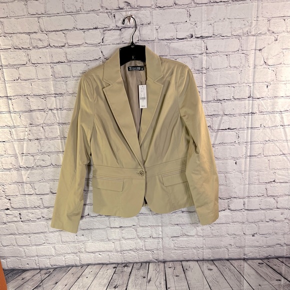 New York & Company. New Ladies Tan Blazer with button down front. Size 6. - Picture 9 of 14